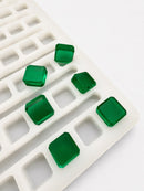 Molde para gomitas en cubos de 2.3 mL compatible con depositor universal, 136 cavidades — primer plano; cubos lisos verde esmeralda; fondo blanco