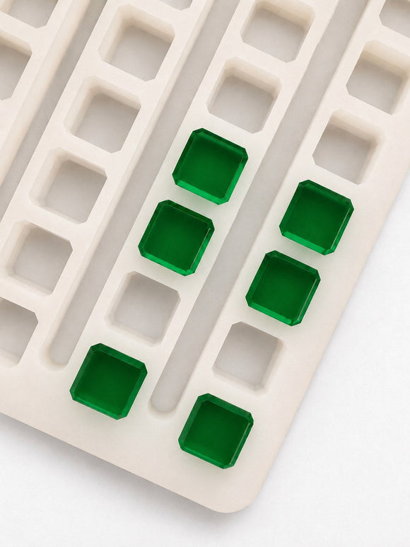 Molde para gomitas en cubos de 2.3 mL para depositor universal, 136 cavidades — vista superior con gomitas verde esmeralda