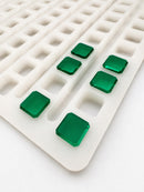 Molde para gomitas en cubos de 2.3 mL para depositor universal, 136 cavidades — vista en ángulo con gomitas verde esmeralda