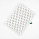 Molde para gomitas de diamante de 2 mL, 179 cavidades — vista en ángulo con gomita verde esmeralda
