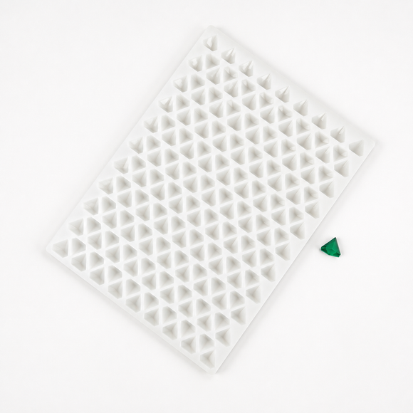 Molde para gomitas de diamante de 2 mL, 179 cavidades — vista en ángulo con gomita verde esmeralda