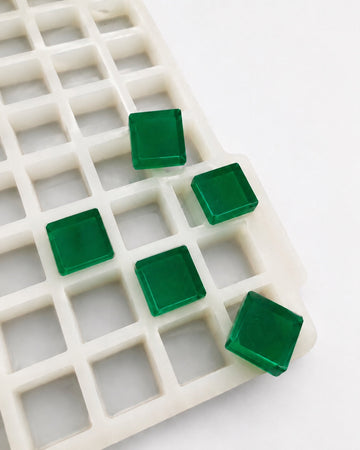 Molde para gomitas en cubos de 3.2 mL, 270 cavidades — vista en ángulo con gomitas verde esmeralda