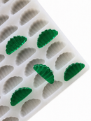 Molde para gomitas de gajo de naranja de 3 mL, 140 cavidades, con gomitas translúcidas verde esmeralda