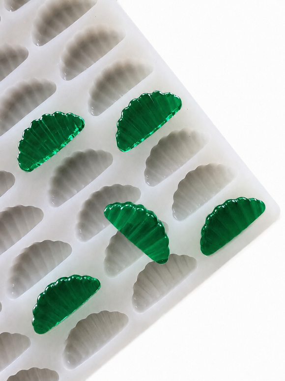 Molde para gomitas de gajo de naranja de 3 mL, 140 cavidades, con gomitas translúcidas verde esmeralda