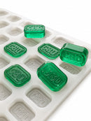 Molde para gomitas de ladrillo de 4 mL, 185 cavidades — vista lateral en ángulo con gomitas CBD translúcidas verde esmeralda