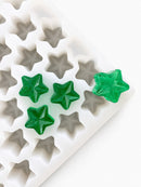Molde para gomitas de estrella de 4 mL - 168 cavidades - vista del producto, sobre fondo blanco, con muestras de gomitas verde esmeralda
