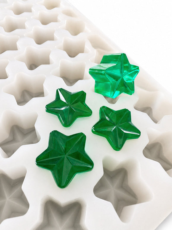 Molde para gomitas de estrella de 4 mL - 168 cavidades - primer plano, con muestras de gomitas verde esmeralda, translucidas