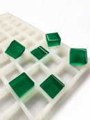 Molde para gomitas cuadradas de 6 mL, 165 cavidades — vista lateral en ángulo; gomitas cuadradas translúcidas verde esmeralda; fondo blanco