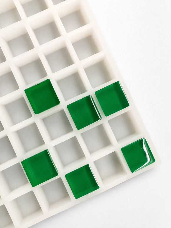 Molde para gomitas cuadradas de 6 mL, 165 cavidades — vista superior en ángulo; gomitas cuadradas verde esmeralda; fondo blanco